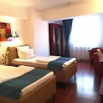מלון Atrium Center 4*