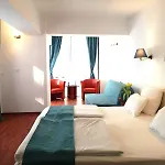 מלון Atrium Center 4*