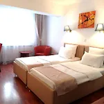 מלון Atrium Center 4*