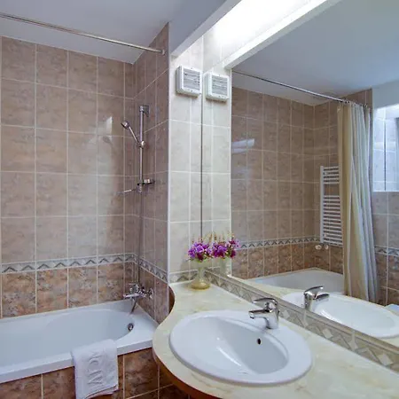 Atrium Center Hotel 4*