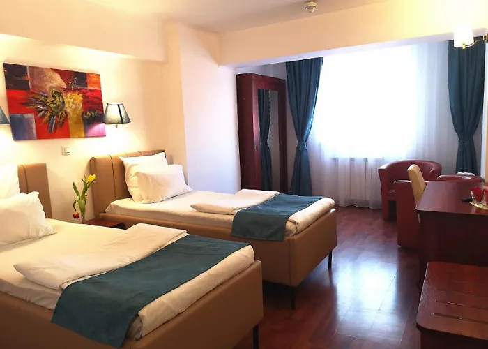 מלון Atrium Center 4*
