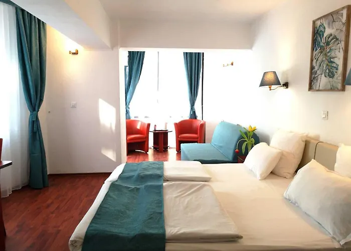 מלון Atrium Center 4*