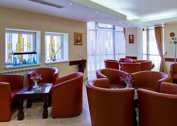 מלון Atrium Center 4*